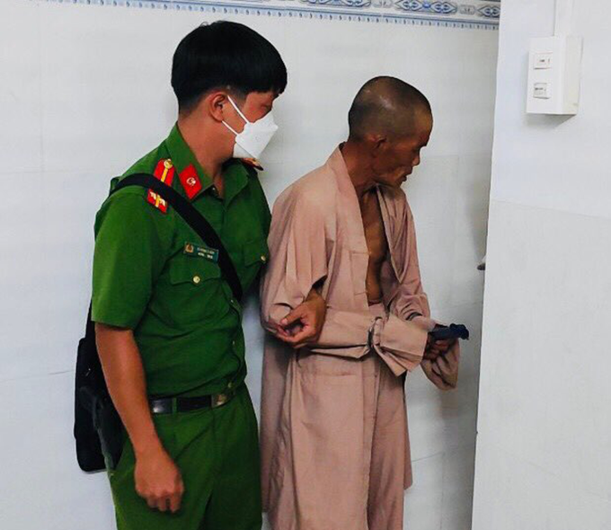 Bắt đối tượng truy nã giả sư 'xin cha xứ học đạo để theo đạo công giáo'